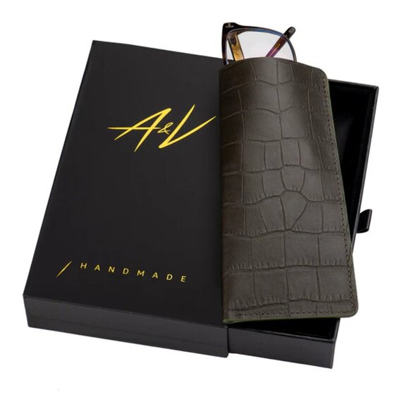 Minimalist Calfskin Eyewear Case – Alligator Grain Finish - Sharkskin - Picture 2 of 3